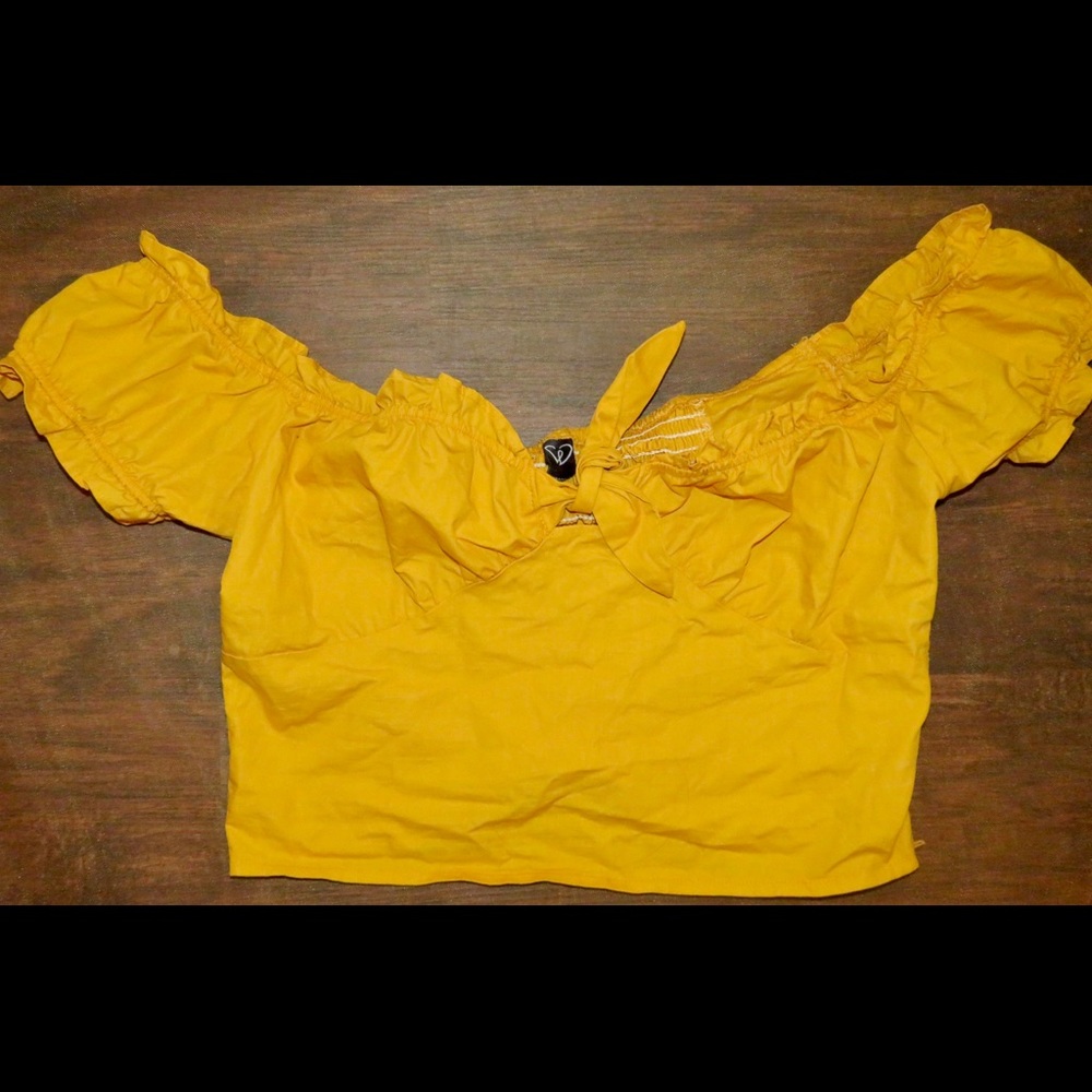 Ruffled mustard top